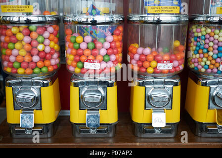 Milano, Italia - 15 Maggio 2018 : candy dispenser con colorati bubble gum Foto Stock