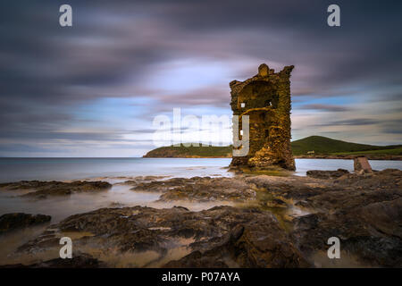 Torre Genovese di Santa Maria a Cap Corse con rocce sul primo piano, Francia, Corsica Foto Stock