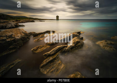 Torre Genovese di Santa Maria a Cap Corse con rocce sul primo piano, Francia, Corsica Foto Stock