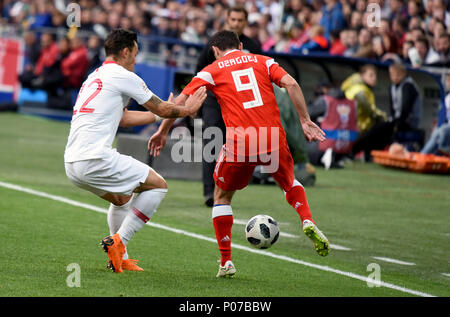 Mosca, Russia - 5 giugno 2018. Centrocampista russo Alan Dzagoev contro centerback turco Kaan Ayhan durante l'amichevole internazionale contro la Russia a V Foto Stock