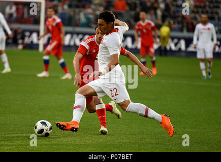 Mosca, Russia - 5 giugno 2018. Centrocampista russo Alan Dzagoev contro centerback turco Kaan Ayhan durante l'amichevole internazionale contro la Russia a V Foto Stock