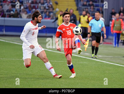 Mosca, Russia - 5 giugno 2018. Centrocampista russo Yuri Zhirkov contro il centrocampista turco Okay Yokuslu durante l'amichevole internazionale contro la Russia a Foto Stock