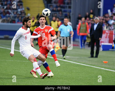 Mosca, Russia - 5 giugno 2018. Centrocampista russo Yuri Zhirkov contro il centrocampista turco Okay Yokuslu durante l'amichevole internazionale contro la Russia a Foto Stock