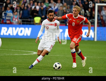 Mosca, Russia - 5 giugno 2018. Bagno turco trequartista Yunus Maldi contro il centrocampista russo Yury Gazinsky durante l'amichevole internazionale contro Foto Stock