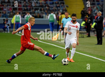 Mosca, Russia - 5 giugno 2018. Difensore russo Igor Smolnikov contro wingback turco Hasan Ali Kaldirimduring international amichevole contro la Russia Foto Stock