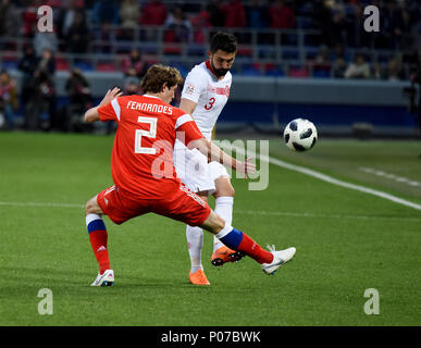 Mosca, Russia - 5 giugno 2018. Bagno turco wingback Hasan Ali Kaldirim e Russo defender Mario Fernandes durante l'amichevole internazionale contro la Russia un Foto Stock