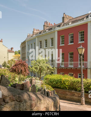 Il poligono in Cliftonwood, Bristol, Regno Unito, un terrazzamento di epoca Georgiana con un giardino condominiale. Foto Stock