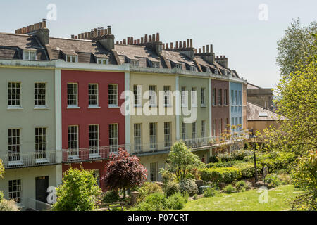 Il poligono in Cliftonwood, Bristol, Regno Unito, un terrazzamento di epoca Georgiana con un giardino condominiale. Foto Stock