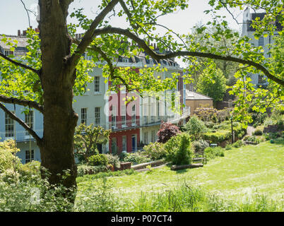 Il poligono in Cliftonwood, Bristol, Regno Unito, un terrazzamento di epoca Georgiana con un giardino condominiale. Foto Stock