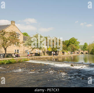 Weir sul fiume Wye in Bakewell, Derbyshire. Foto Stock