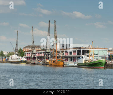 Navi storiche sull'acqua di fronte al museo MShed sull'Harbourside di Bristol, Regno Unito Foto Stock