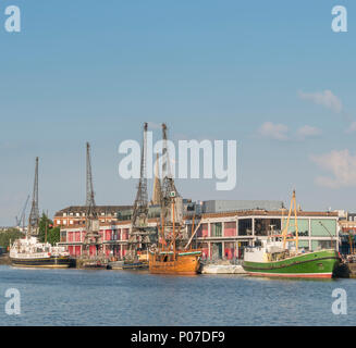 Navi storiche sull'acqua di fronte al museo MShed sull'Harbourside di Bristol, Regno Unito Foto Stock