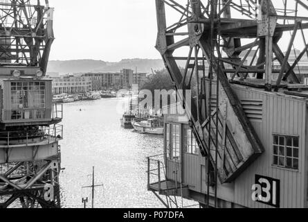 Immagine in bianco e nero del restaurato gru elettriche su di Bristol Harbourside storico. Foto Stock