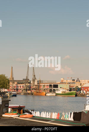 Barche comprese houseboats sull'Harbourside di Bristol, Regno Unito Foto Stock