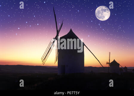 1992 storico luna piena di mulini a vento Cerro Calderico CONSUEGRA LA MANCHA SPAGNA Foto Stock