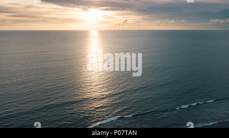 BALI, Indonesia - 8 Marzo 2018: beasunset oltre oceano orizzonte, in Seminyak Beach. Riprese aeree prese con un drone. Foto Stock