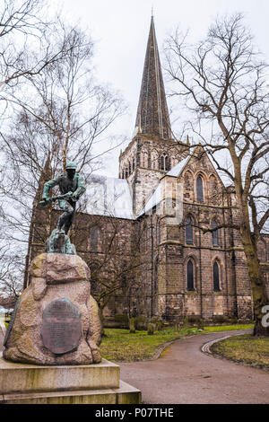 St Cuthberts chiesa e il memoriale di guerra in Darlington,l'Inghilterra,UK Foto Stock