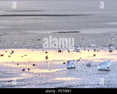 Floes rotto e iceberg. Un grande pezzo di ghiaccio sul ghiaccio di acqua dolce che ha rotto un ghiacciaio o un ripiano di ghiaccio. La riflessione in ghiaccio Foto Stock