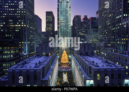 1992 STORICO ALBERO DI NATALE LUCI ROCKEFELLER CENTER MANHATTAN NEW YORK CITY USA Foto Stock