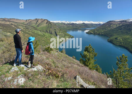 Godendo della vista lago Kanas National Park, Xinjiang, Cina Foto Stock