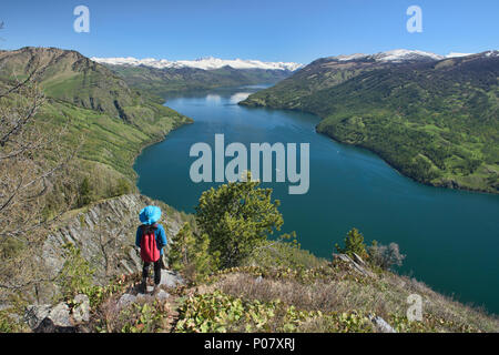 Godendo della vista lago Kanas National Park, Xinjiang, Cina Foto Stock