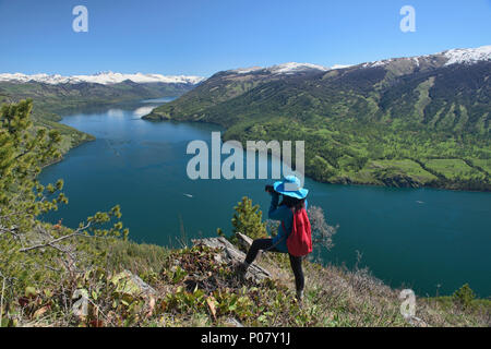 Godendo della vista lago Kanas National Park, Xinjiang, Cina Foto Stock