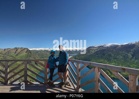 Godendo della vista lago Kanas National Park, Xinjiang, Cina Foto Stock