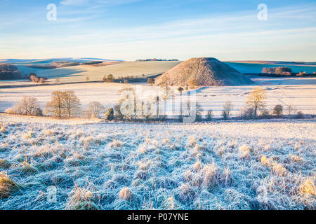 Un gelido mattina a Silbury Hill nel Wiltshire. Foto Stock