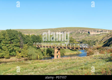 RHODES, SUD AFRICA - 28 Marzo 2018: una fattoria paesaggio con una singola corsia ponte sulla strada R396 oltre il Fiume campana al combinato disposto della campana e Foto Stock