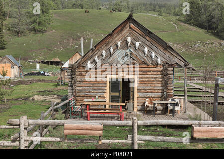 Casa di legno in Tuvan etnica village, Kanas Lake National Park, Xinjiang, Cina Foto Stock