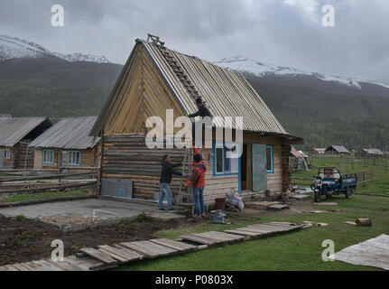 Casa di legno in Tuvan etnica village, Kanas Lake National Park, Xinjiang, Cina Foto Stock