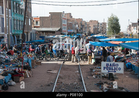 Street photography che mostra il percorso attraverso la città mercato di Juliaca sul modo di Puno, il lago Titicaca dal Perù Rail Foto Stock