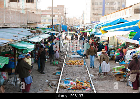 Street photography che mostra il percorso attraverso la città mercato di Juliaca sul modo di Puno, il lago Titicaca dal Perù Rail Foto Stock