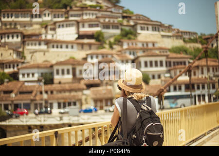 BERAT, ALBANIA - Giugno 2018: Fotografo turistica prendendo foto della città storica di Berat, architettura ottomana in Albania, Sito Patrimonio Mondiale dell'Unesco. Foto Stock