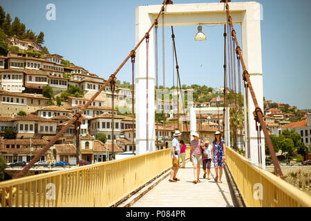BERAT, ALBANIA - Giugno 2018: turisti di passaggio ponte moderno nel centro storico della cittadina Berat in Albania, Sito Patrimonio Mondiale dell'Unesco. Foto Stock