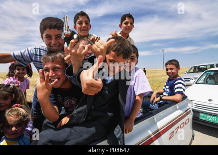 Yezidi curdi bambini provenienti da una festa religiosa a Khank, regione del Kurdistan in Iraq Foto Stock