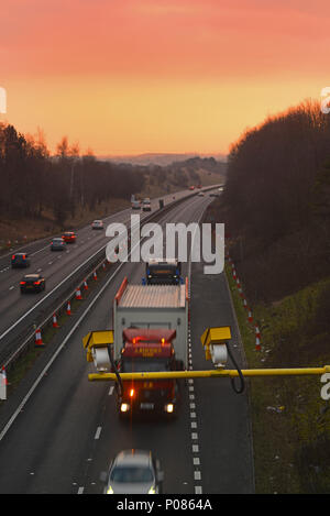 Autocarro passando la velocità media telecamere a sunrise a lavori stradali leeds Yorkshire Regno Unito Foto Stock