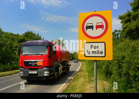 Autocarro passando un cartello di segnalazione del sorpasso non consentito per il prossimo mezzo miglio sulla strada davanti braintree ESSEX REGNO UNITO Foto Stock