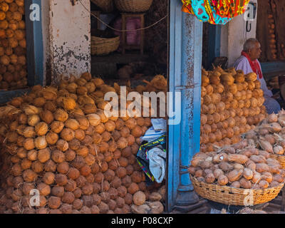 Mysuru, India - 3 Marzo 2018: Commerciante vendita di noci di cocco nel mercato Devarala nella città di centratore Foto Stock