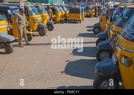 Coonoor, India - 5 Marzo 2018: TukTuk park nel centro della città. Come in tutto il Sud Est Asiatico città e paesi vi è una grande flotta locale del noleggio di veicoli Foto Stock