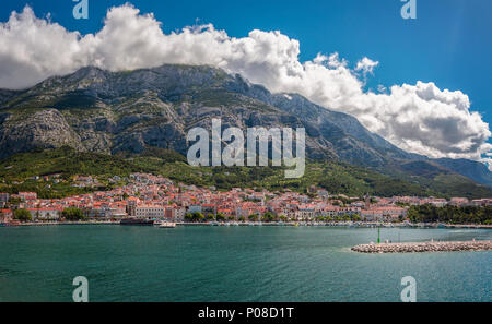 Makarska città e porto, con il monte Biokovo gamma. Foto Stock