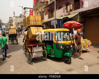 Popolo Indiano in Main Bazar Pahar Ganj con tuk tuks passando da, Paharganj, New Delhi, India Foto Stock