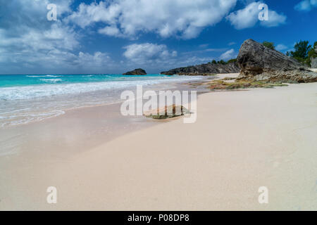 Sabbie rosa e surf di luce in una zona appartata spiaggia Bermuda. Foto Stock