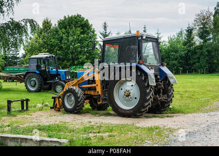 La Bielorussia Minsk - Luglio 11, 2017: due trattori gommati Bielorussia su un maso Foto Stock