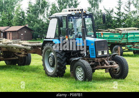 La Bielorussia Minsk - Luglio 11, 2017: trattore con ruote Bielorussia su un maso Foto Stock