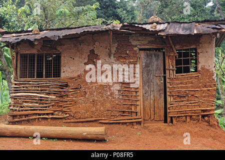 Casa di fango capanna nella giungla dell Africa orientale Foto Stock