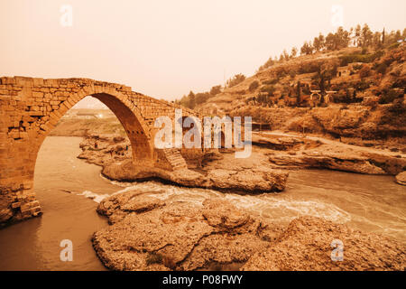 Zakho, Dohuk Governatorato, Kurdistan Regione dell'Iraq : Pira Delal antico ponte di pietra nella città di confine di Zakho. Foto Stock