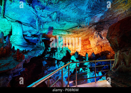 In una caverna sotterranea Sataplia con illuminazione colorata in Kutaisi, Georgia Foto Stock