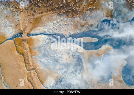 Vista aerea, piccolo ponte sul fiume per la cottura a vapore e fumarole, area geotermale Hverarönd, anche Hverir o Namaskard, Nord Islanda Foto Stock