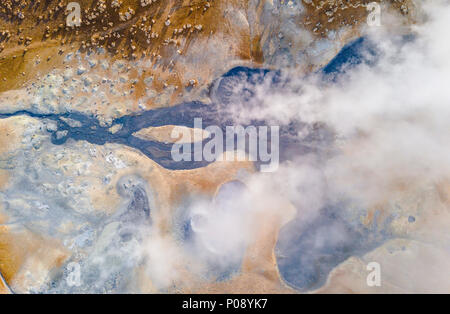 Vista aerea, fiume di cottura a vapore, area geotermale Hverarönd, anche Hverir o Namaskard, Nord Islanda Islanda Foto Stock